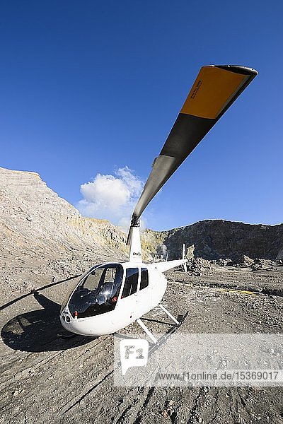 Helikopter Robinson R44 auf der Vulkaninsel White Island Whakaari Bay of Plenty Nordinsel Neuseeland Ozeanien