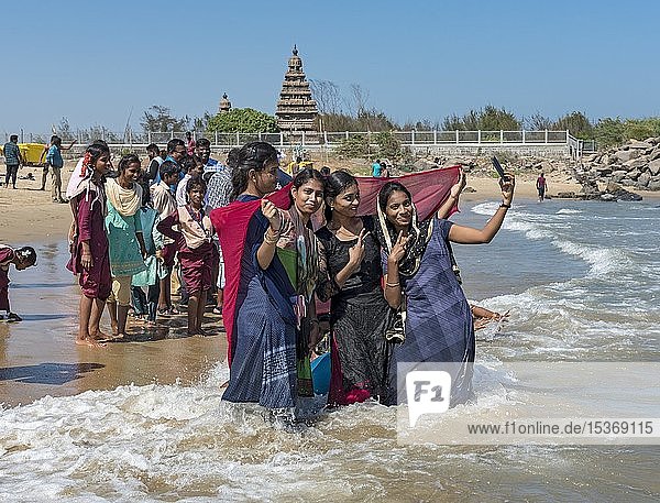 Teenager-Mädchen machen ein Selfie am Strand vor dem Shore-Tempel  Mahabalipuram  Mamallapuram  Indien  Asien
