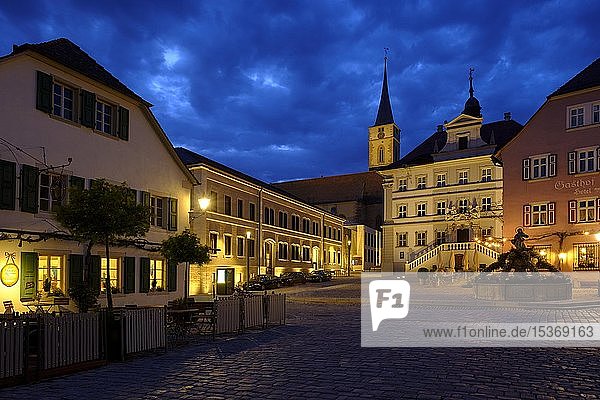 Marktplatz mit Pfarrkirche St. Veit und Rathaus in der Abenddämmerung  Iphofen  Mainfranken  Unterfranken  Franken  Bayern  Deutschland  Europa