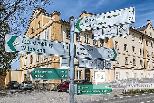 Wegweiser für Radfahrer vor der Schlossbrauerei Maxlrain bei Tuntenhausen Oberbayern Bayern Deutschland Europa