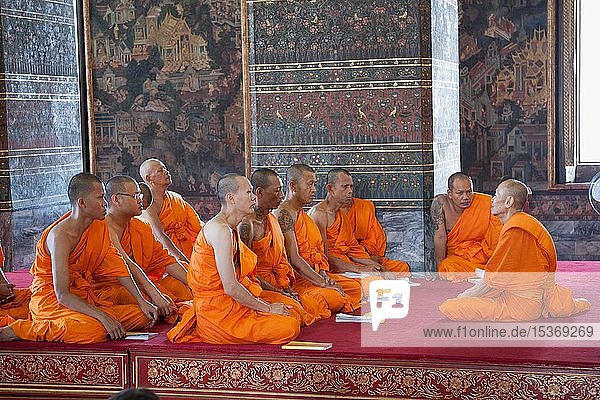 Lehrende buddhistische Mönche im Wat Po  Bangkok  Thailand  Asien