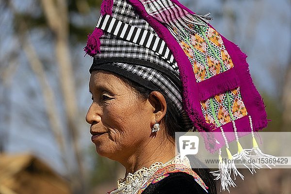 Hmong-Frau mit Kopftuch  traditionelle Kleidung  Porträt mit Kopfbedeckung  Provinz Chiang Rai  Nordthailand  Thailand  Asien