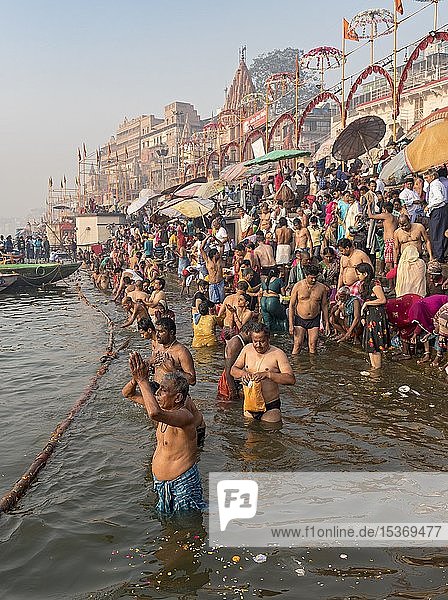 Hindugläubige baden und verrichten rituelle Bäder und Puja-Gebete an Ghats im Fluss Ganges  Varanasi  Uttar Pradesh  Indien  Asien