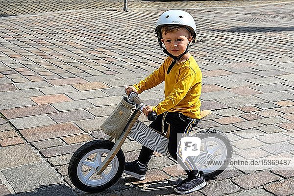 Kleiner Junge mit Helm auf dem Rad  Tschechische Republik  Europa
