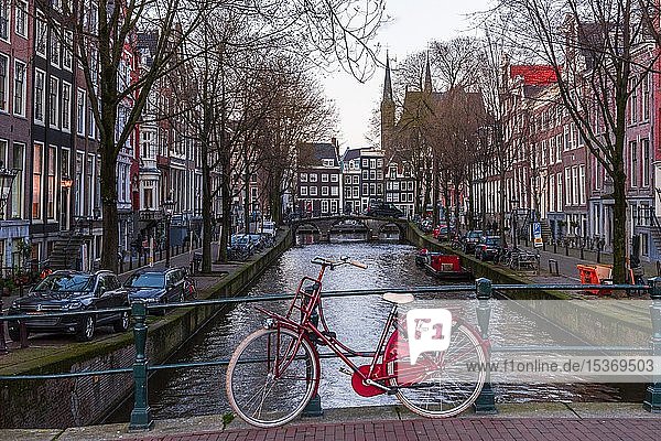 Fahrrad  Gracht mit Brücke  Gracht mit historischen Häusern  Amsterdam  Nordholland  Niederlande