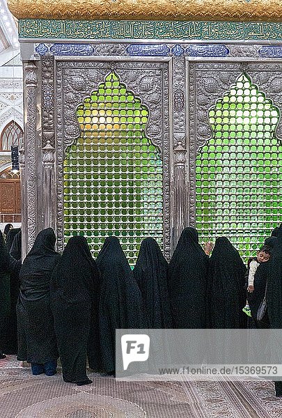 Frauen beten vor dem Grab von Ayatollah Khomeini im Heiligen Schrein  Teheran  Iran  Asien