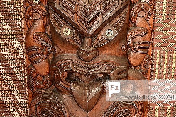 Figur  Gesicht  traditionelle Maori-Schnitzerei in der Versammlungshalle Te Whare Runanga  Waitangi  Far North District  Northland  Nordinsel  Neuseeland  Ozeanien