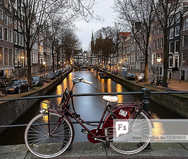 Abendstimmung  Fahrrad auf einer Brücke  Leidsegracht  Gracht mit historischen Häusern  Amsterdam  Nordholland