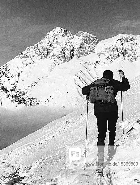 Skitour von der Dr.-Heinrich-Hackel-Hütte  1963  Tennengebirge  Land Salzburg  Österreich  Europa