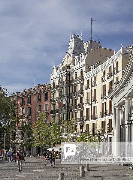 Historische Häuserreihe am Plaza de Oriente  Madrid  Spanien  Europa