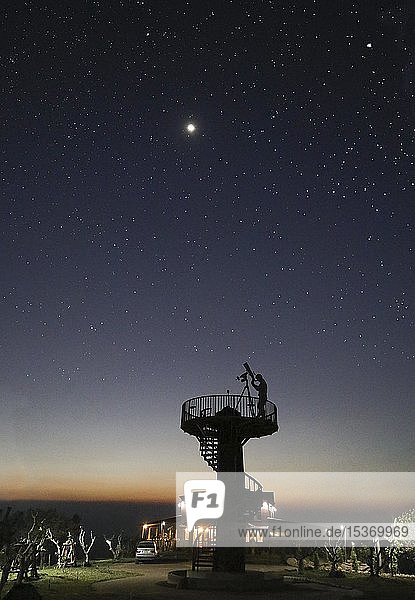 Sternwarte mit Teleskop zur Beobachtung der Sterne  Sternenhimmel  Hügelspitze  Phnom Dokramom  Senmonorom  Provinz Mondulkiri  Kambodscha  Asien