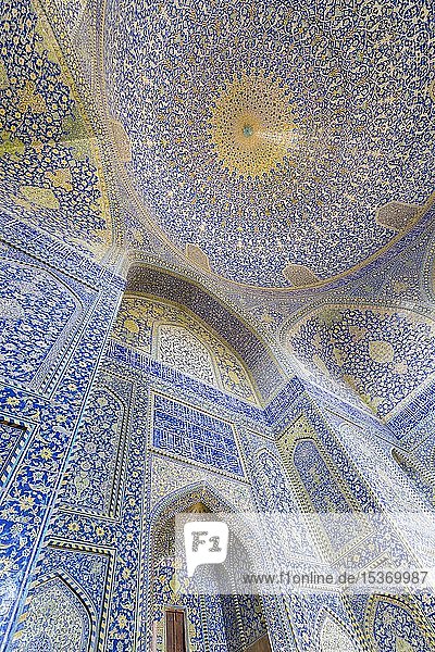 Das Hauptheiligtum der Masjed-e Shah  oder Masjed-e Imam Moschee  Isfahan  Iran  Asien