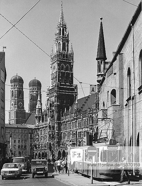 Marienplatz mit Rathaus und Frauenkirche  um 1963  München  Bayern  Deutschland  Europa