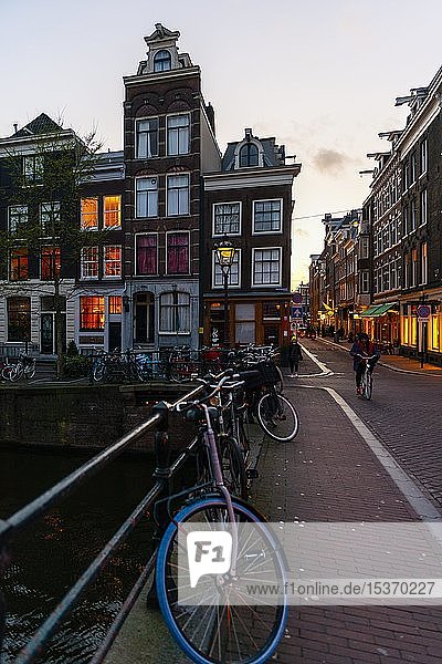 Abendstimmung  Fahrrad an einer Brücke  Gracht mit historischen Häusern  Amsterdam  Nordholland  Niederlande