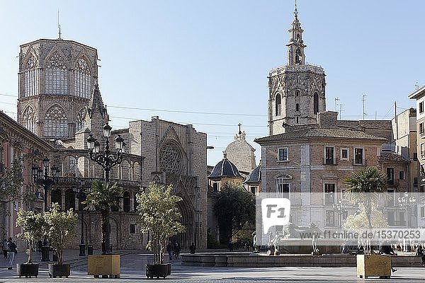 Plaza de la Mare de Déu  auch Plaza de la Virgen mit Kathedrale und Turm Miguelete  Valencia  Spanien  Europa