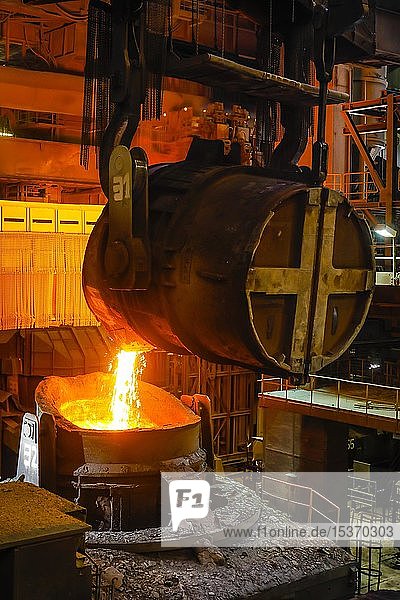 Glühendes Flüssigmetall  Stahlwerk  ThyssenKrupp Steel  Duisburg  Ruhrgebiet  Nordrhein-Westfalen  Deutschland  Europa