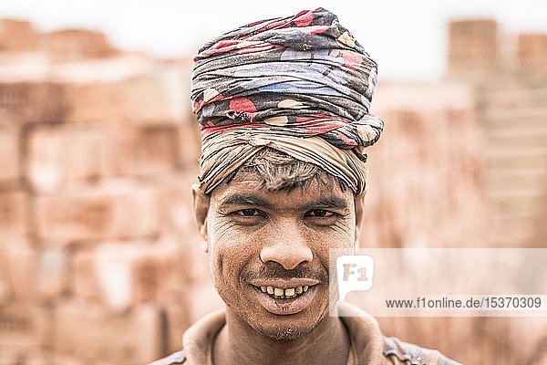 Porträt eines Arbeiters  Ziegelei  Dhaka  Bangalladesh
