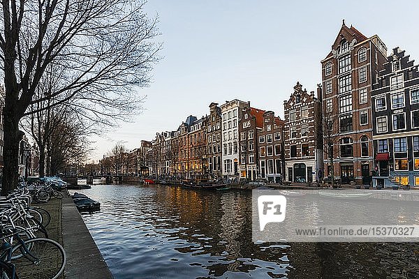 Historische Häuserzeile an einer Gracht in der Abenddämmerung  Amsterdam  Nordholland  Niederlande
