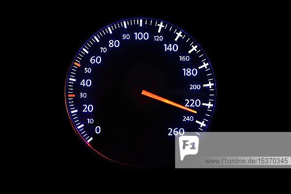 Tachometer mit Geschwindigkeitsanzeige 220 km/h und Kreuze ab 120 km/h Symbolbild tödliche Gefahr durch überhöhte Geschwindigkeit zu schnelles Fahren Deutschland Europa