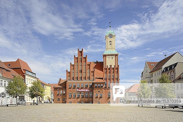Rathaus und Marktplatz  Wittstock an der Dosse  Brandenburg  Deutschland  Europa