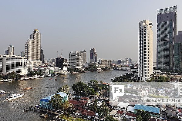 Stadtansicht des Icon Siam auf dem Lebua State Tower in Mae Nam Chao Phraya  Bang Rak District und Khlong San District in Thonburi  Bangkok  Thailand  Asien