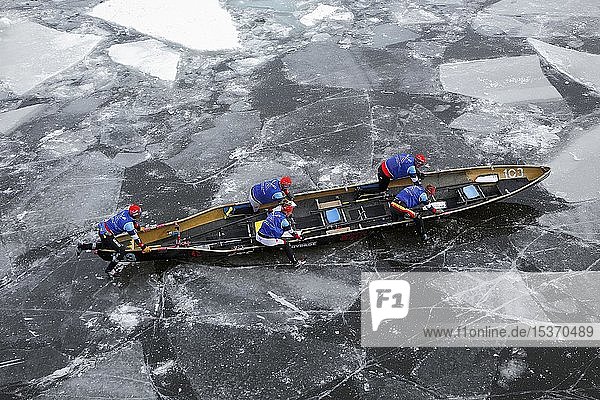 Kanurennen auf dem zugefrorenen Sankt-Lorenz-Strom  Montreal  Provinz Quebec  Kanada  Nordamerika