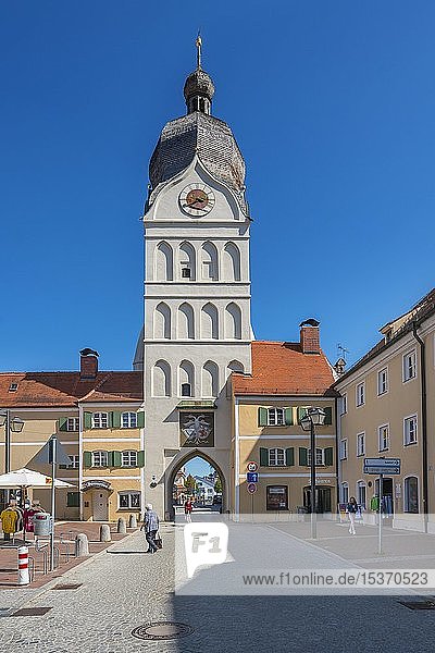 Schöner Turm Landshuter Tor Erding Oberbayern Bayern Deutschland Europa
