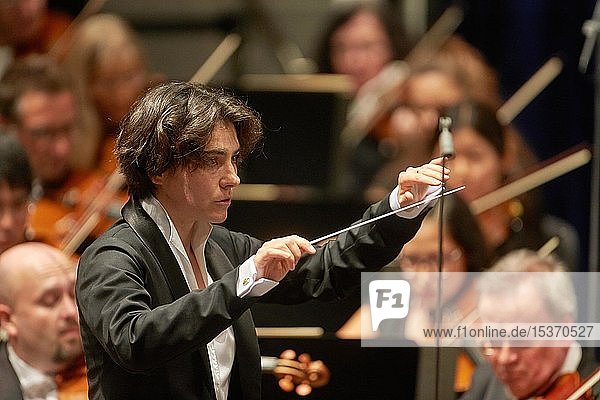 Die polnische Dirigentin Marzena Diaku leitet ein Konzert des Staatsorchesters Rheinische Philharmonie Koblenz Rheinland-Pfalz Deutschland Europa
