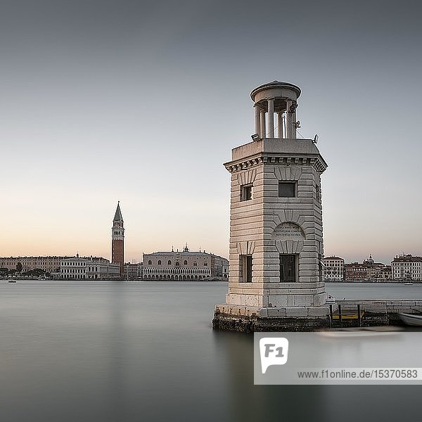 Leuchtturm auf San Giorgio  Stadtteil Dorsoduro  im Hintergrund der Markusplatz  Venedig  Venetien  Italien  Europa
