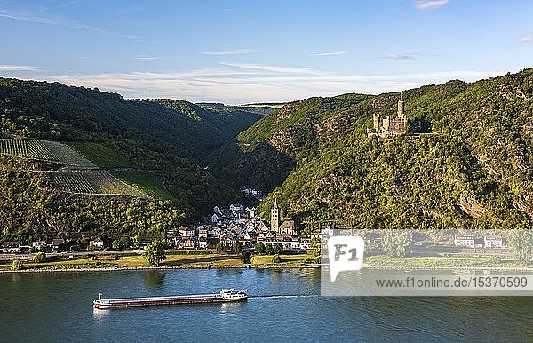 Blick über den Rhein nach Wellmich mit Burg Maus  Oberes Mittelrheintal  St. Goarshausen  Rheinland-Pfalz  Deutschland  Europa