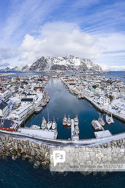 Hafen im Fischerdorf Henningsvaer  Austvågøya  Lofoten  Norwegen  Europa