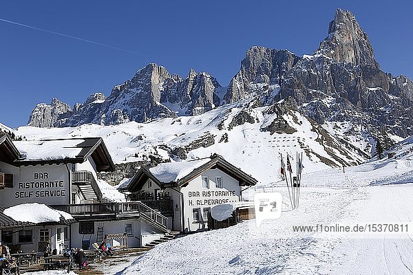 Restaurant am Passo Rolle mit Schnee  Palla Gruppe  Dolomiten  Trentino  Italien  Europa