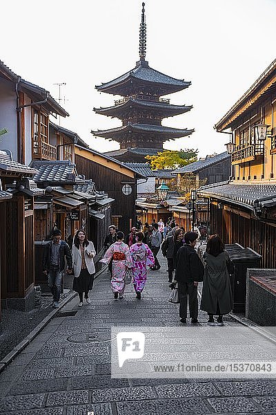 Pedestrian with kimono  Yasaka dori historical street in the Old Town with traditional Japanese houses  behind five-storey Yasaka pagoda of the Buddhist H?kanji Temple  Kyoto  Japan  Asia