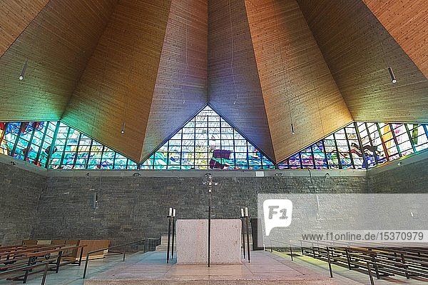 Altarraum Innenraum mit Holzdecke und farbigen Glasfenstern moderne Architektur Kirche St.Hildegard Pasing München Oberbayern Bayern Deutschland Europa