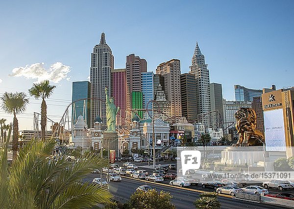 New York New York Hotel und MGM Hotel Las Vegas Strip Las Vegas Nevada USA Nordamerika