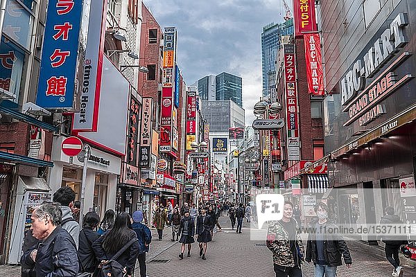 Fußgängerzone Einkaufstraße Ladenstraße mit viel Reklame Udagawacho Shibuya Tokio Japan Asien