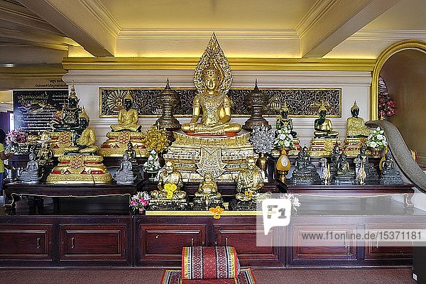 Wat Saket oder Golden Mount  goldene Buddhafiguren am Eingang  Bangkok  Thailand  Asien