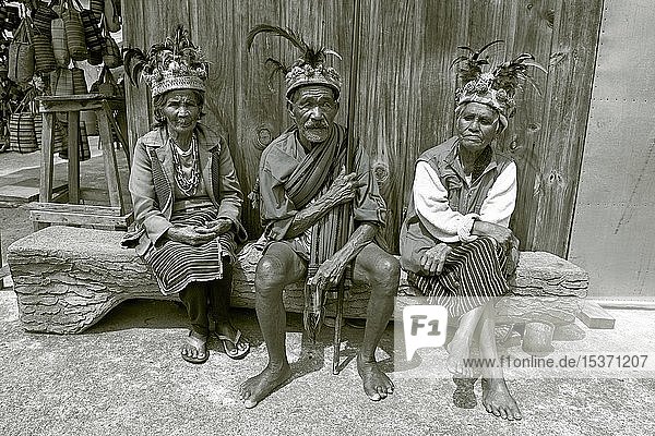 Alte Ifugaos mit traditionellem Kopfschmuck sitzen auf einer Bank vor ihrem Haus Banaue Luzon Philippinen Asien