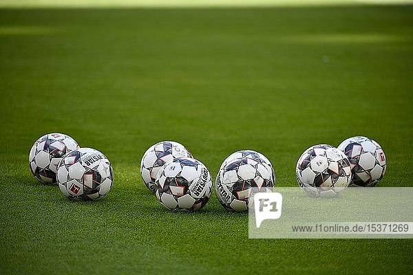 Sieben Spielbälle adidas Derbystar liegen auf Rasen Allianz Arena München Bayern Deutschland Europa