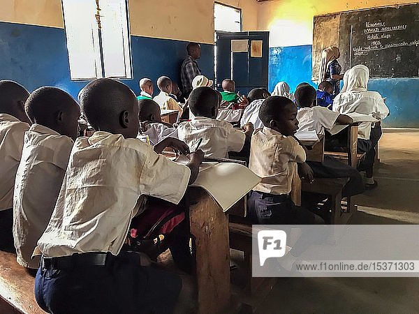 Schule  Schulunterricht  Schulkinder mit Schulkleidung während des Unterrichts  Frontalunterricht  Tansania  Afrika