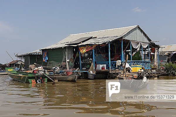 Schwimmende Dörfer  Pfahlhäuser auf dem Tonle Sap Fluss  Kampong Chhnang  Kambodscha  Asien