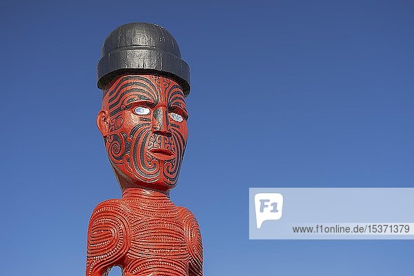 Kunstvoll geschnitzte traditionelle Statue der Maori aus Holz Whakarewarewa Rotorua Bay of Plenty Nordinsel Neuseeland Ozeanien