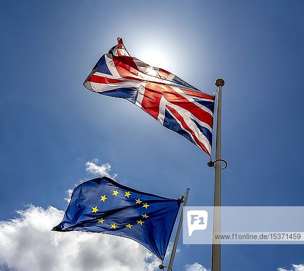 Europäische Flagge und britische Union Jack Flagge  Flagge des Vereinigten Königreichs  Frankreich  Europa