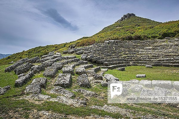 Sitzreihen im Stadion der Ruinenstadt Amantia  antike illyrische Siedlung  4. Jahrhundert v. Chr.  Ploça  Albanien  Europa
