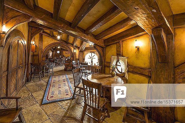 Innenaufnahme der Bar The Green Dragon Inn Hobbingen im Auenland Drehort für Herr der Ringe und Der Hobbit Matamata Waikato Nordinsel Neuseeland Ozeanien