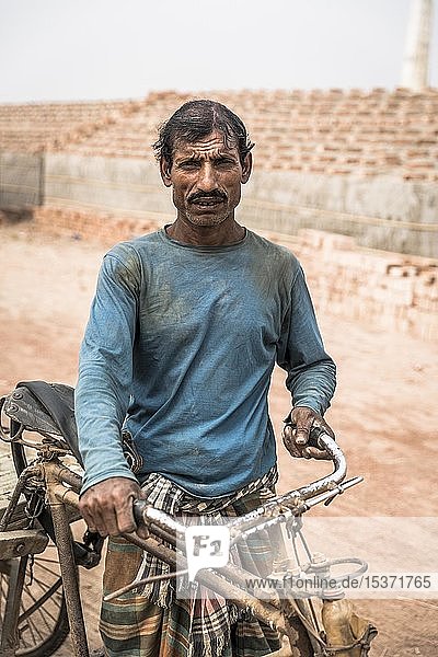 Porträt eines Arbeiters mit einer Rikscha  Ziegelei  Dhaka  Bangalladesh