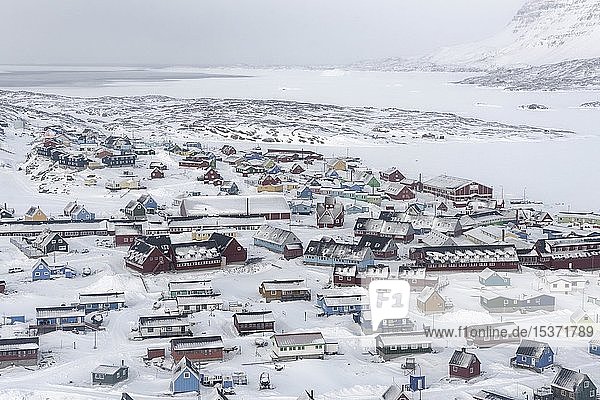 Blick im Winter auf die bunten Häuser von Qeqertarsuaq  Disco Island  Grönland  Dänemark  Nordamerika