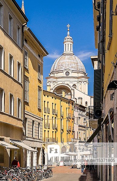 Gasse mit Basilika Sant'Andrea  Mantua  Lombardei  Italien  Europa