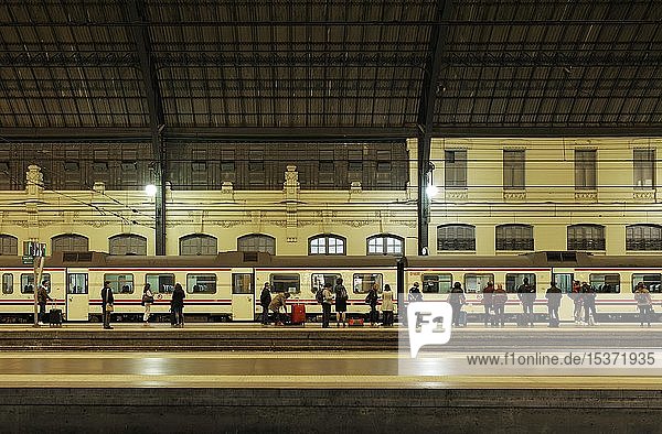 Bahnsteig mit Fahrgästen  Bahnhof bei Nacht  Estació del Nord  Valencia  Spanien  Europa