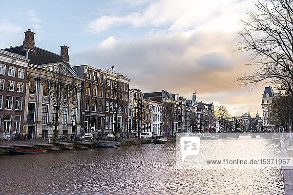 Historische Häuser an der Gracht Kloveniersburgwal im Abendlicht  Amsterdam  Nordholland  Niederlande